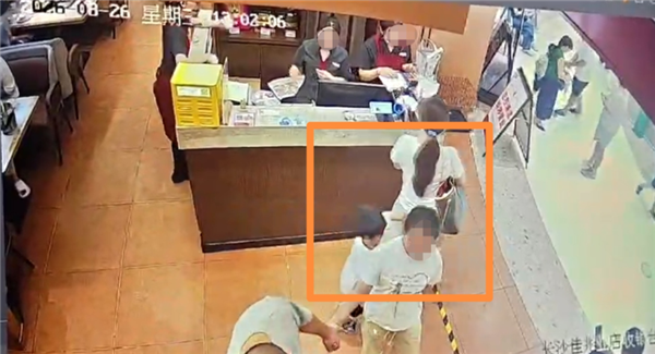 4岁男童被指摸臀事件监控截图