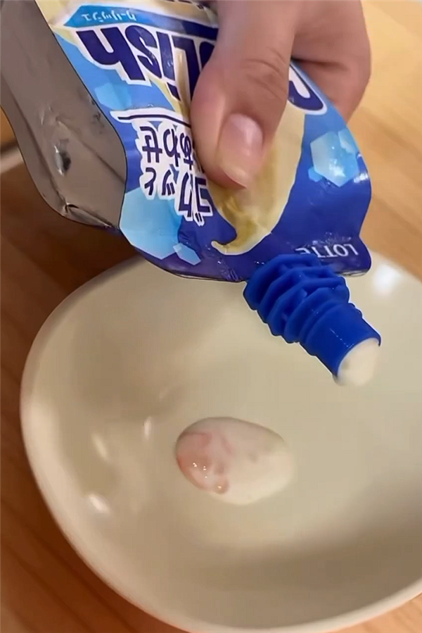 确认为血液!日本乐天畅销雪糕挤出红色异物