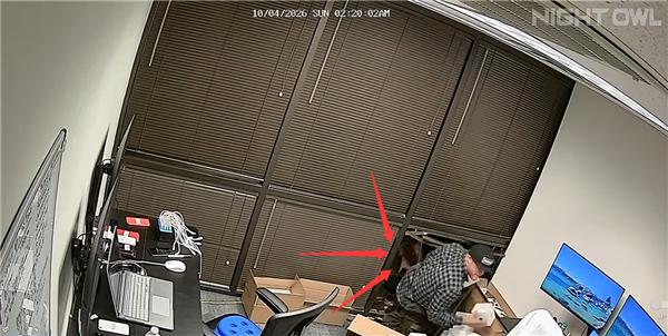 偷了个寂寞！小偷破窗抱走几十个苹果空包装盒：真机就在旁边