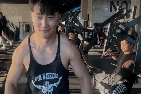 斜方肌大到抽象！健身博主“斜方王”走红