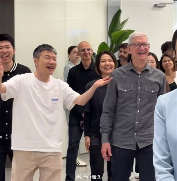 库克到访米哈游 创始人刘伟带队欢迎 现场与二次元小姐姐合影