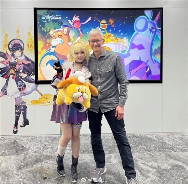 库克到访米哈游 创始人刘伟带队欢迎 现场与二次元小姐姐合影