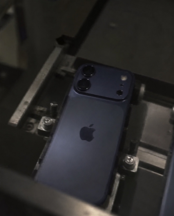 iPhone 18外观渲染图