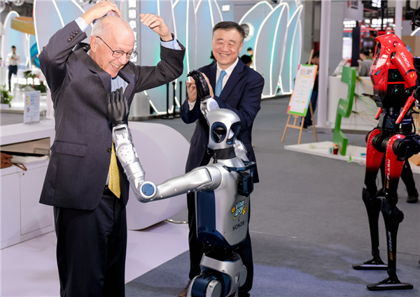 荣耀以AI终端生态全阵容亮相2026可持续全球领导者大会 以“科技向善”作答 共赴之约
