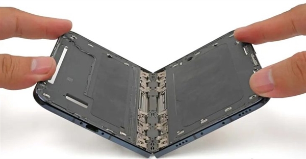 iPhone Duo批量裂屏：问题大概率卡在铰链支撑杆
