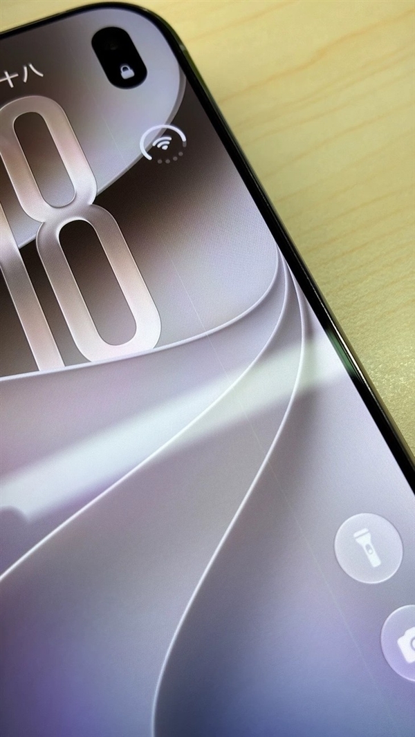 iPhone Duo内外屏全部翻车！初代产品成熟度饱受质疑