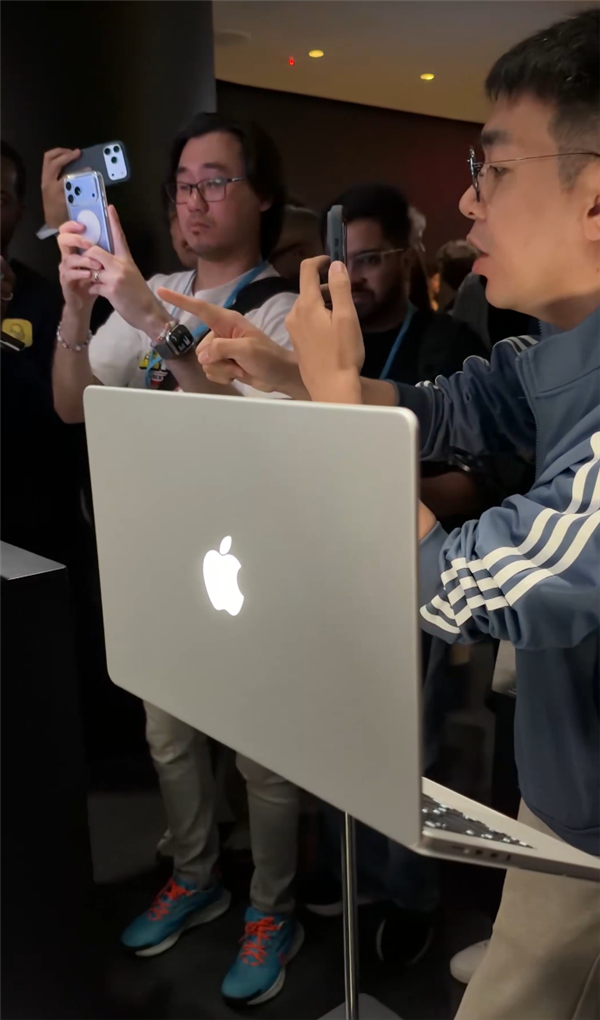 苹果发布首款触控屏MacBook Pro：发光Logo时隔10年回归！