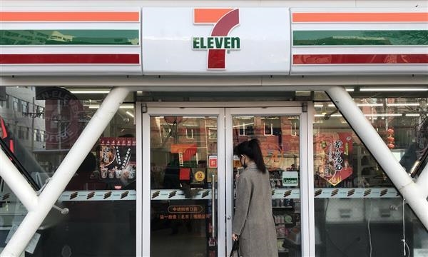街头巷尾的便利店 被外卖打得只能靠卖烟续命