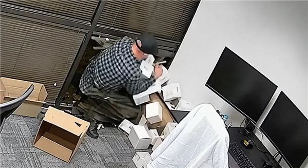 偷了个寂寞！小偷破窗抱走几十个苹果空包装盒：真机就在旁边