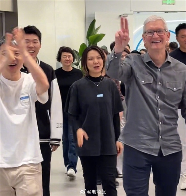 库克到访米哈游 创始人刘伟带队欢迎 现场与二次元小姐姐合影