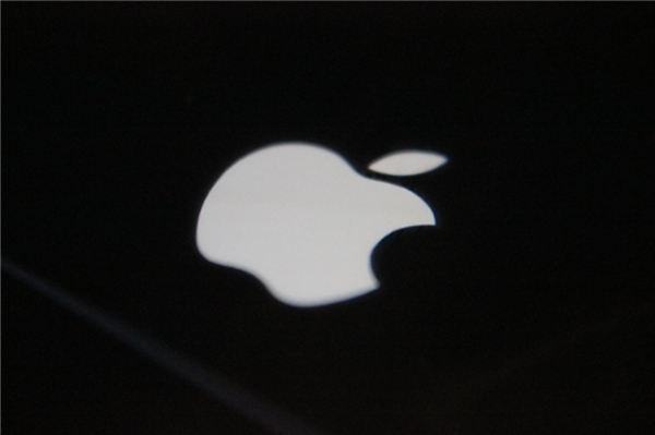 苹果触屏OLED MacBook Pro有望下月亮相：组件重新安排布局 将明显减重