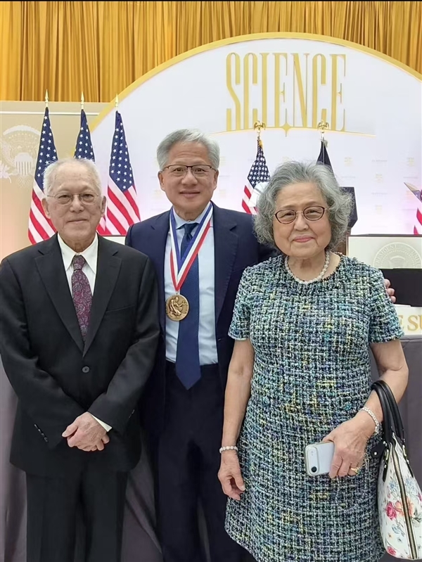 黄仁勋获颁国家科学奖章 老爸老妈到场见证 三人合影留念